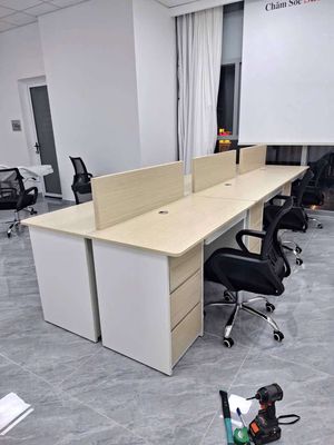 Bàn nhân viên có vách ngăn.. Mua bán Bàn ghế tại Thành phố Thủ Đức Tp Hồ Chí Minh được đăng bởi Vân Decor hình 1
