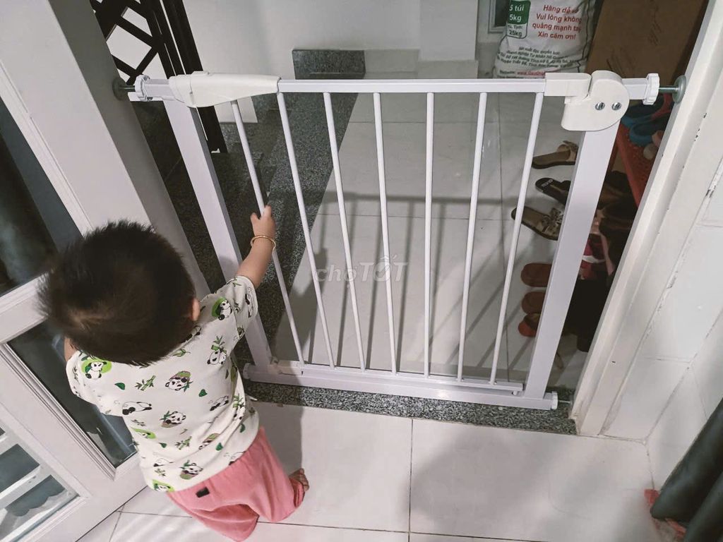 Cửa chặn an toàn Kim loại Trắng. Mua bán Mẹ và bé tại Thành phố Dĩ An Bình Dương được đăng bởi Nguyễn thị bích Phượng hình 1