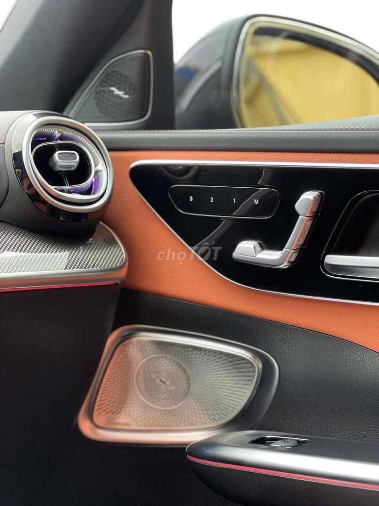 Mercedes Benz C Class C300 V2 AMG 2025 siêu lướt. Mua bán Ô tô tại Quận Bình Thạnh Tp Hồ Chí Minh được đăng bởi Hùng Mercedes Haxaco Hàng Xanh hình 5