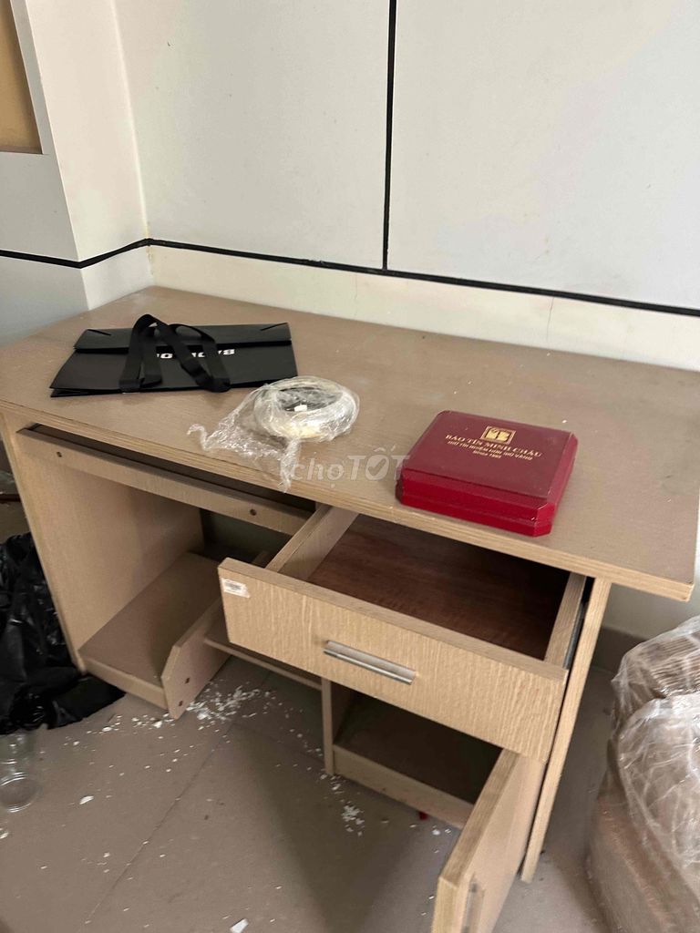 Bàn làm việc gỗ công nghiệp vàng nhạt. Mua bán Bàn ghế tại Quận Đống Đa Hà Nội được đăng bởi tuệ an hình 1