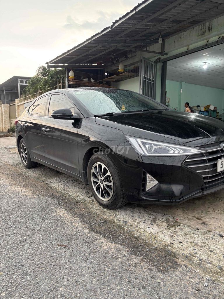 Hyundai Elantra механический бензин черный