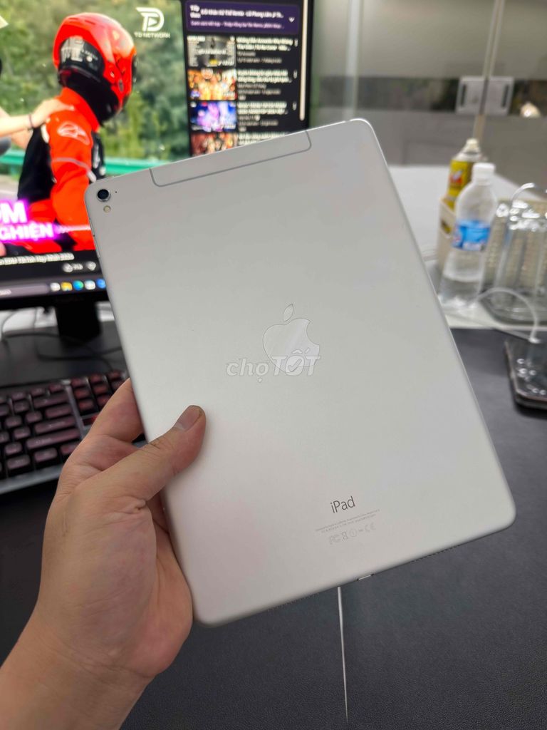 Apple iPad Pro 9.7 32GB Bạc wifi 4G. Mua bán Máy tính bảng tại Quận Tây Hồ Hà Nội được đăng bởi Duy Anh hình 1