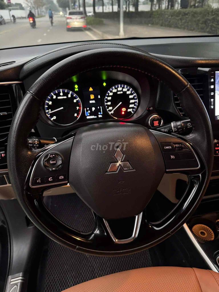 Mitsubishi Outlander 2018 CVT 80000 km. Mua bán Ô tô tại Quận Cầu Giấy Hà Nội được đăng bởi TRUNG HIẾU AUTO hình 9
