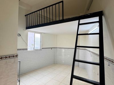 Phòng Trọ Gác Rộng Máy Lạnh Ngay Đh Nguyễn Tất Thành