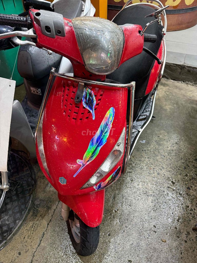 Красный скутер Piaggio Zip