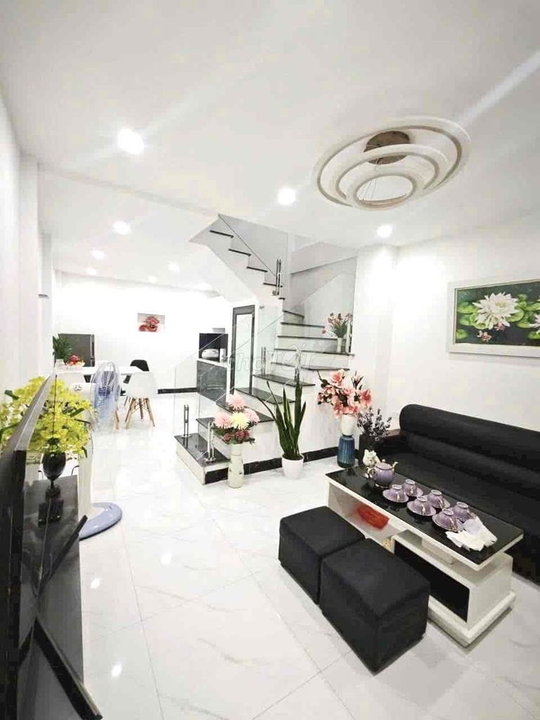 Bán nhà đầu Nguyễn Chính, 30m ô tô, ngõ nông, ba gác, thoáng, 34m2*4T