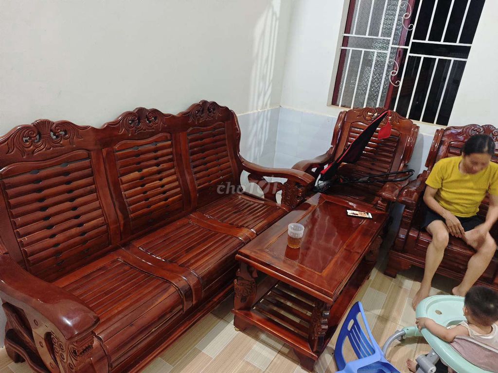 Bộ bàn ghế phòng khách Gỗ Nâu đỏ. Mua bán Bàn ghế tại Huyện Krông A Na Đắk Lắk được đăng bởi Bùi Văn Tiến hình 1
