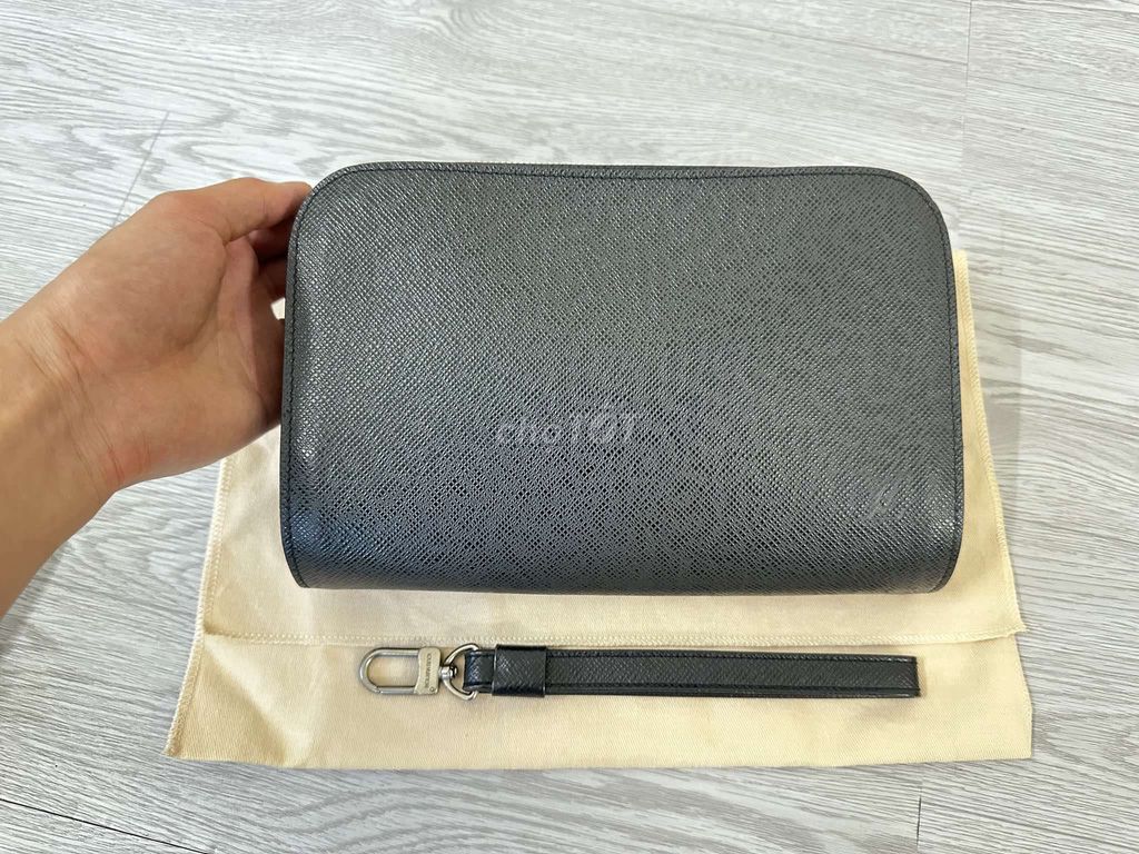 Clutch LV taiga baikal khoá bạc new 99% có túi vải