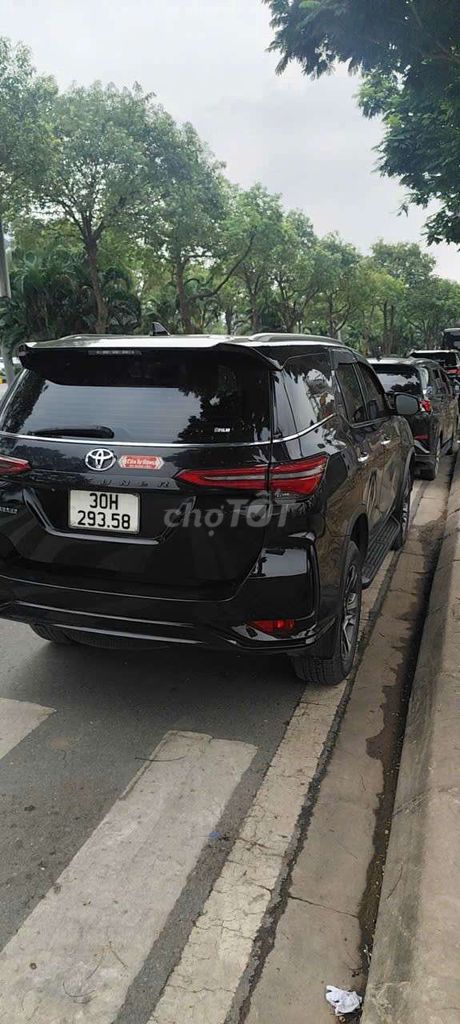 Toyota Fortuner Legender черный