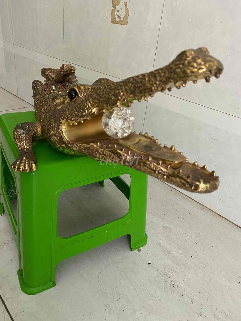 thanh lý tượng cá sấu đồng mạ vàng