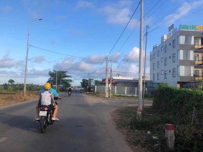 Lô góc hàng độc ngay tại bùng binh cống Bà Sáu , An Ngãi, Long Điền. Mua bán đất tại Huyện Long Điền Bà Rịa - Vũng Tàu được đăng bởi Châu Trinh