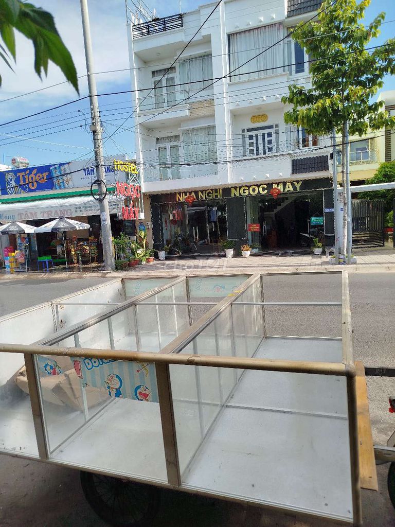 Tủ trưng bày Kính Kim loại Bạc 50x200x200cm. Mua bán Tủ, kệ gia đình tại Thành phố Châu Đốc An Giang được đăng bởi Trần Hải hình 1