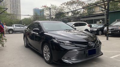 Cần bán Toyota Camry 2.0G cuối 2020 lăn bánh 2021
