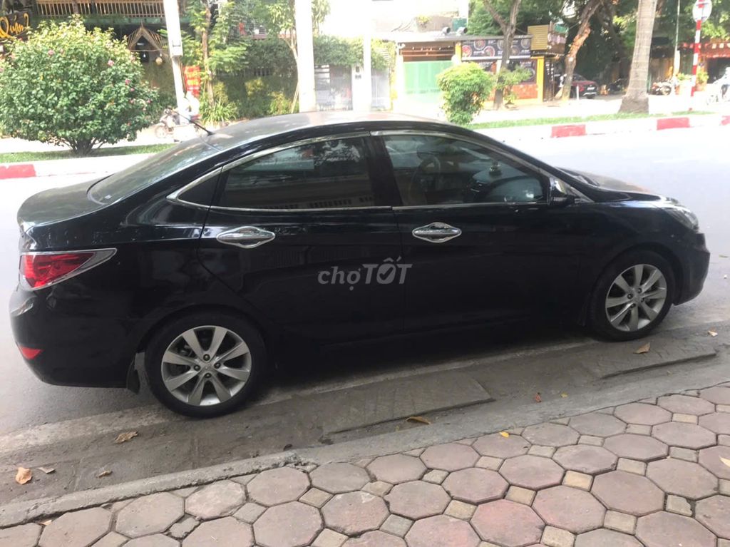 Hyundai Accent 2012, черный, 69694 км
