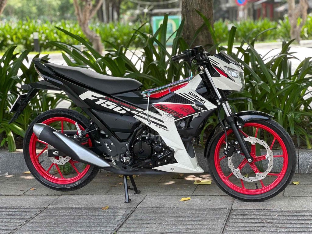 Satria 150 Fi 2023 бело-красно-черный 10 000 км номера Хошимина 9 владельцев