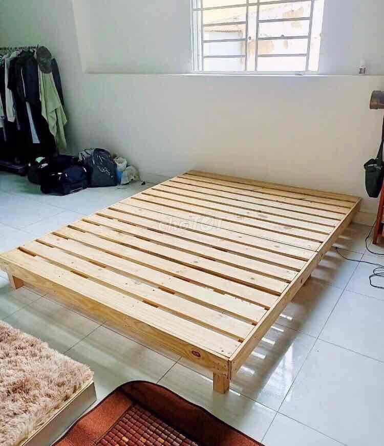 giường pallet gỗ thông giá từ 450k, nệm cao su no