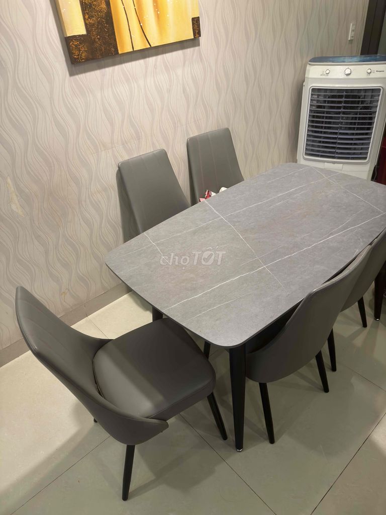 pass lại bộ bàn ăn mặt đá ghế da