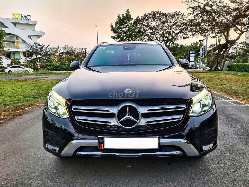 GLC250 4MATIC model 2019. Màu đen mạnh mẻ