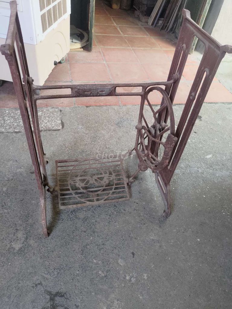 Chân máy khâu Kim loại Cổ điển. Mua bán Đồ chuyên dụng, Giống nuôi trồng tại Quận Long Biên Hà Nội được đăng bởi van vu hình 1