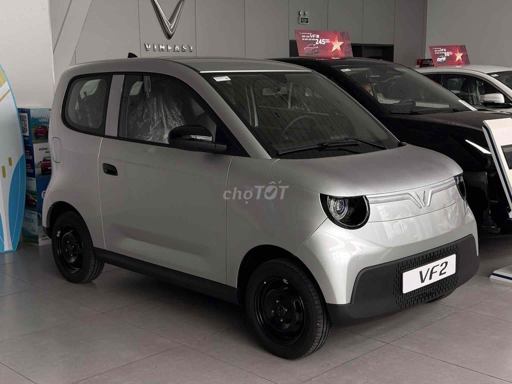 4-местный серебристый электрический скутер VinFast VF2