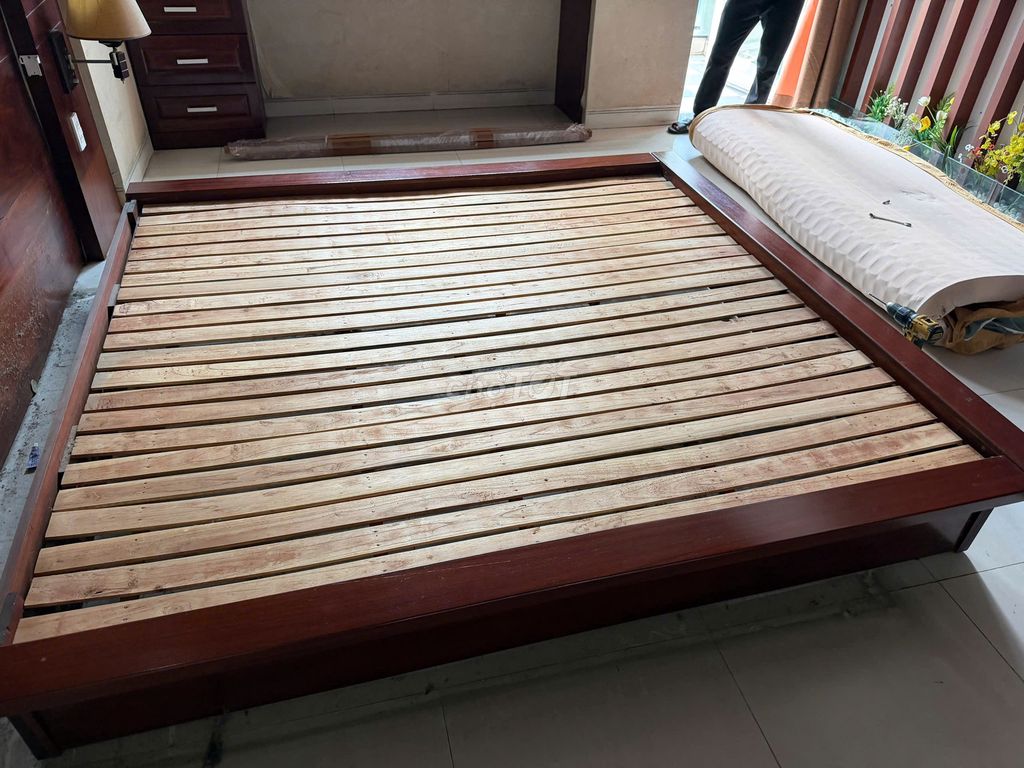 Giường Gỗ Nâu 1.8m x 2m. Mua bán Giường, chăn ga gối nệm tại Quận Tân Phú Tp Hồ Chí Minh được đăng bởi Lê Nhung hình 1