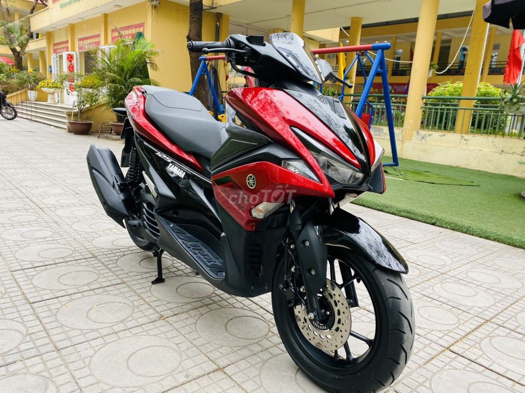 Yamaha NVX 155 Красный сливовый автомобиль, красивый автомобиль с плавным ходом