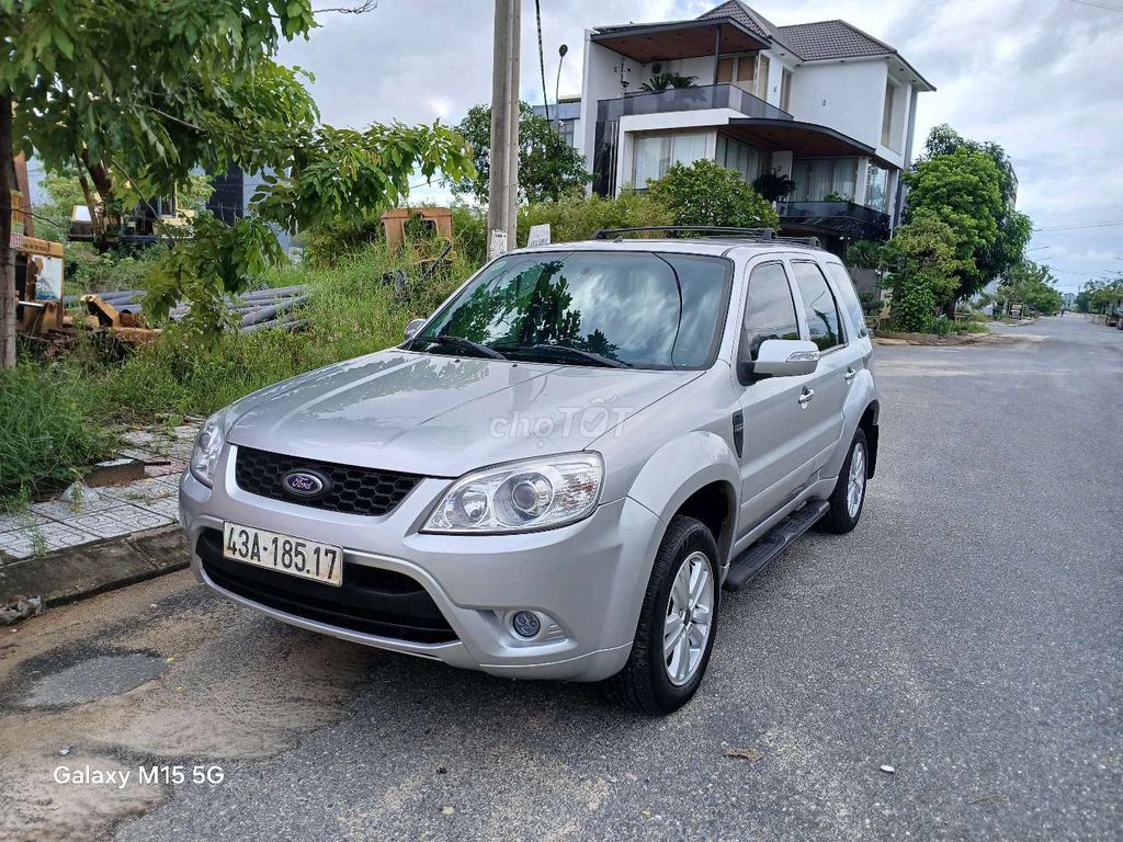 Ford Escape серебристый автомат 5 мест 2013 года