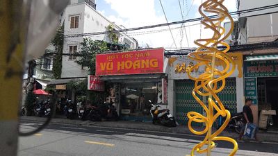 Thợ nữ ráy tai, gội đầu