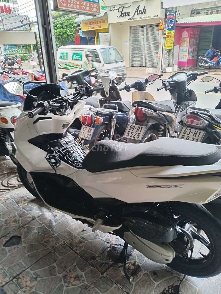 Xe máy Honda PCX màu trắng. Mua bán Xe máy tại Quận Bình Tân Tp Hồ Chí Minh được đăng bởi Cường phát  hình 2