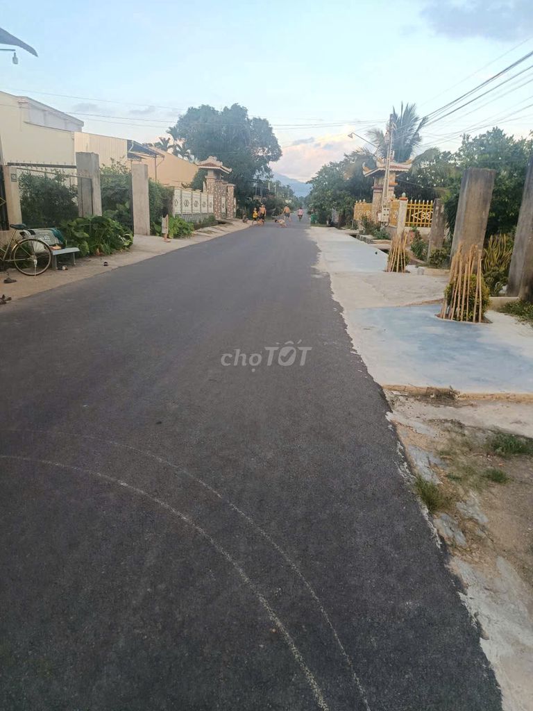 CHÍNH CHỦ CẦN BÁN ĐẤT THỔ CƯ CÓ NHÀ CẤP 4 TẠI MÊ PU