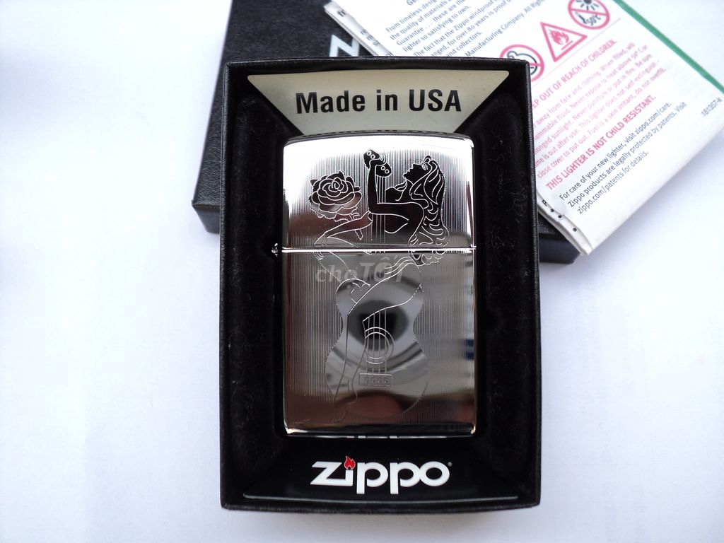 Zippo Mỹ,Sưu Tầm, zin a-z / SIÊU MẪU VỚI ĐÀN GHITA