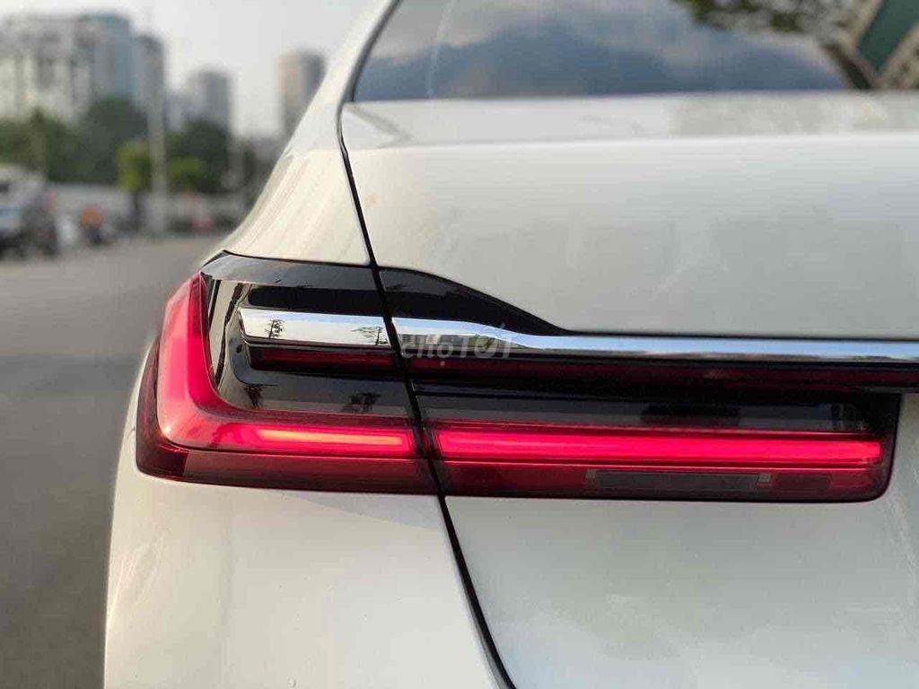BMW 740Li белый 5-местный бензин