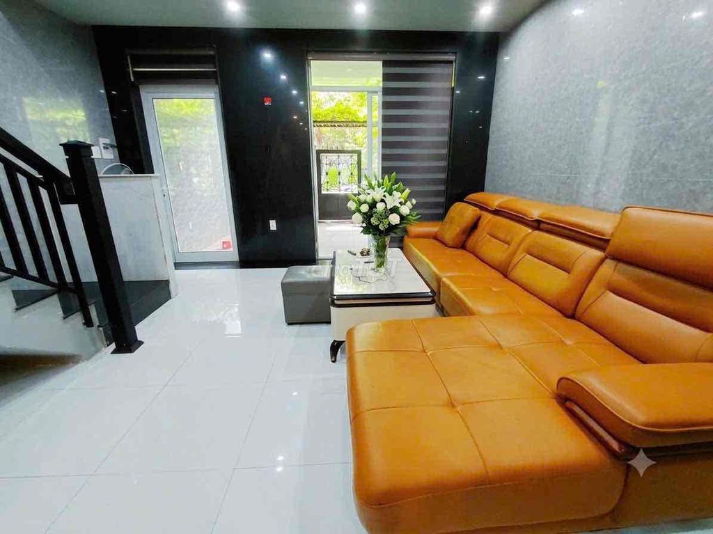 3-storey townhouse with a massage chair and shared pool — photo 11