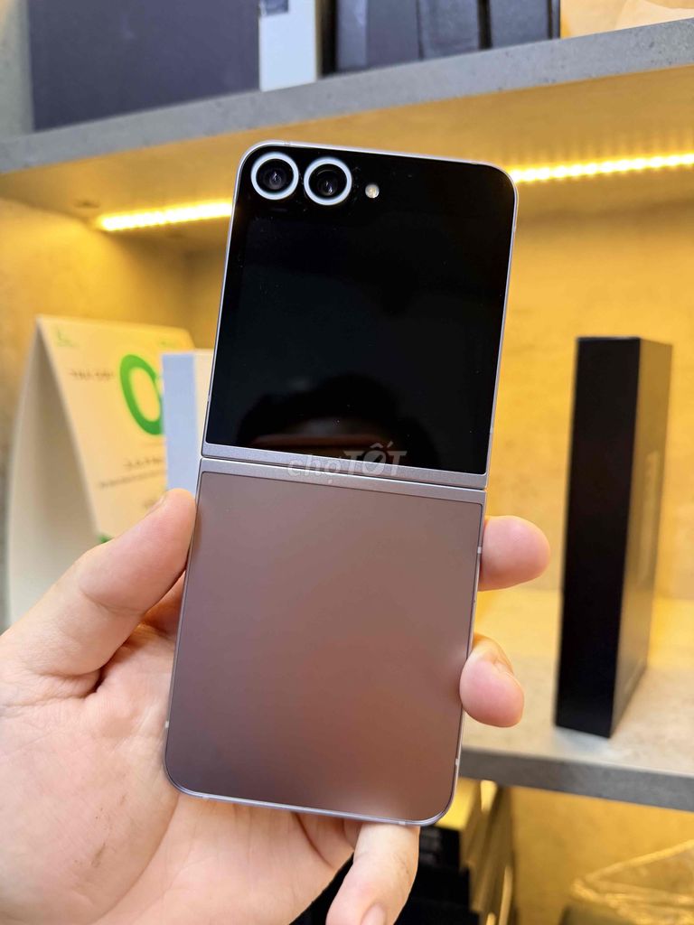Samsung ZFlip6 256GB Xám titan  đẹp. Mua bán Điện thoại tại Quận Bình Thạnh Tp Hồ Chí Minh được đăng bởi Đạt Mobi hình 1