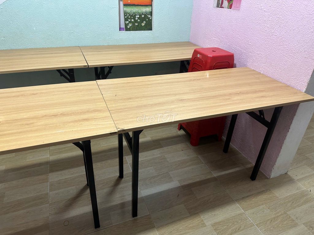 Bàn học gỗ ép, sắt xếp gọn đã dùng. Mua bán Bàn ghế tại Quận Liên Chiểu Đà Nẵng được đăng bởi Hồ Thuý land hình 1
