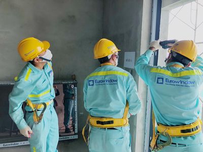 THỢ/PHỤ LẮP CỬA NHÔM KÍNH_LƯƠNG CAO