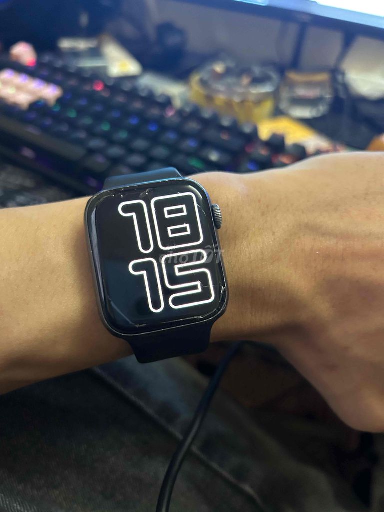 Apple Watch Series 4 Đen màn hình vỡ. Mua bán Thiết bị đeo thông minh tại Quận Bắc Từ Liêm Hà Nội được đăng bởi Anh Vũ hình 1