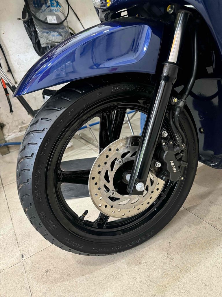 Зеленый кобальтовый скутер Honda SH150