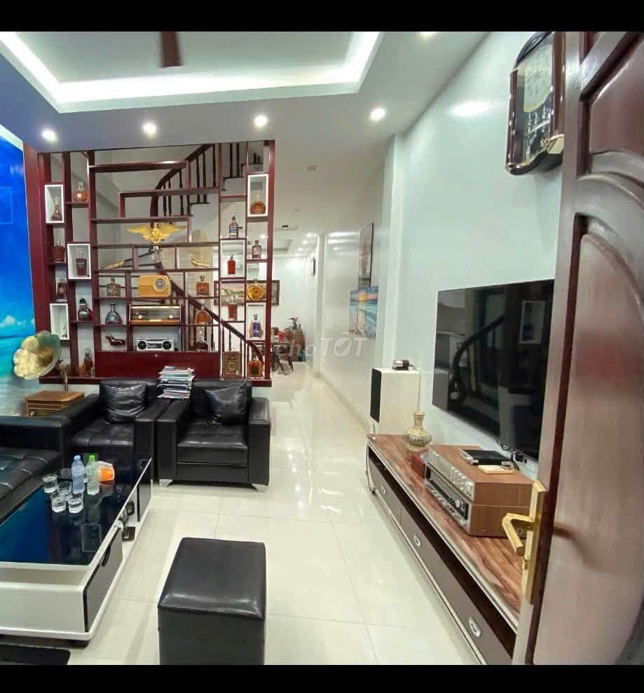 Продается 4-этажный дом площадью 55 м2 в Хуинь Кунге, Там Хиеп, парковка