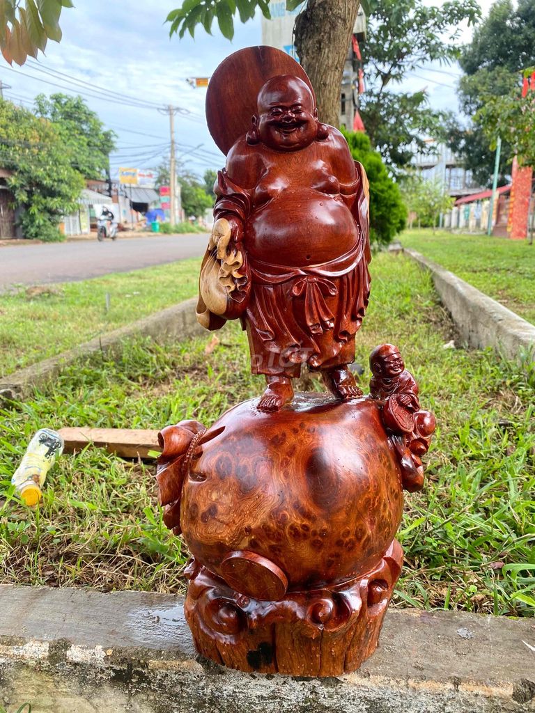 Tượng Di Lặc Gỗ Nu Nâu Đỏ Trang Trí Bàn. Mua bán Đồ sưu tầm, đồ cổ tại Thành phố Buôn Ma Thuột Đắk Lắk được đăng bởi Thắng tượng gỗ di lặc Đăk Lăk hình 1
