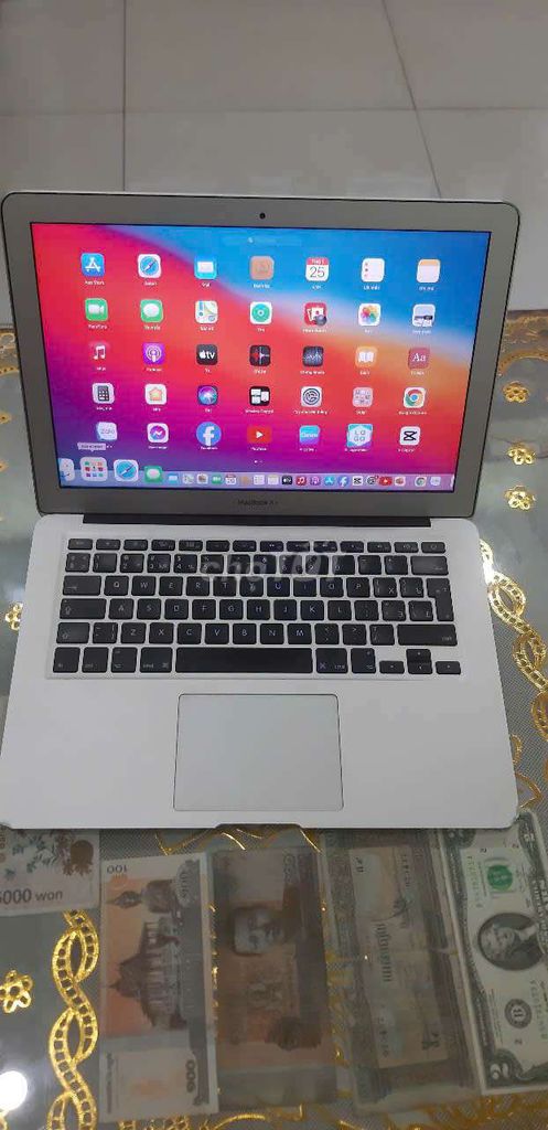 Macboock Air i5 (2012) , Giá  : 2tr2