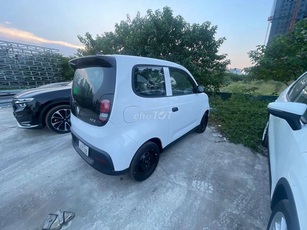 Белый электрический скутер VinFast VF2 2026
