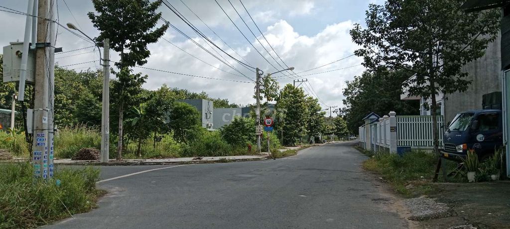 Chính chủ bán đất đẹp giá chất mặt tiền đường DT 747