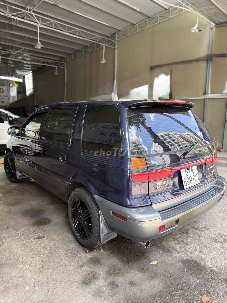 Mitsubishi Chariot 2002 photo 2