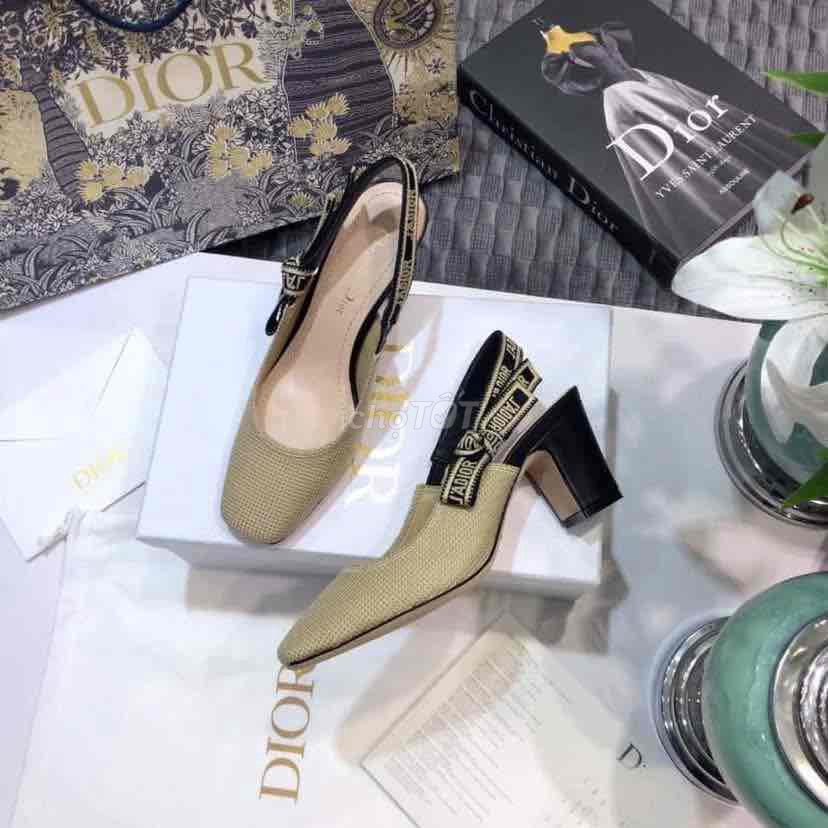 Thanh lý đôi Dior cực đẹp, hàng cao cấp. Mua bán Giày dép tại Quận Nam Từ Liêm Hà Nội được đăng bởi Tram Le hình 1