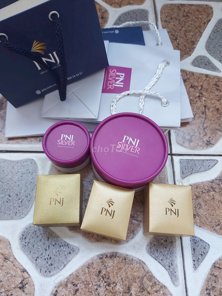 Hộp đựng trang sức PNJ Giấy. Mua bán Phụ kiện thời trang khác tại Quận Tân Phú Tp Hồ Chí Minh được đăng bởi Trang hình 1