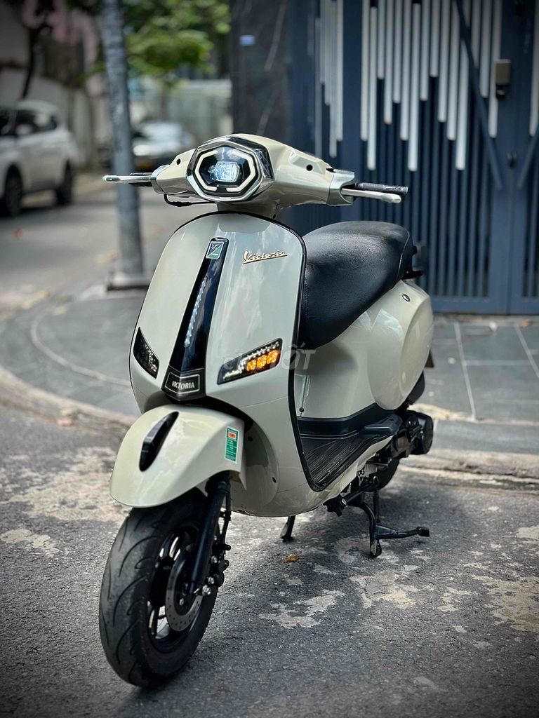 Скутер Victoria 50cc 2023, цвет бежевый