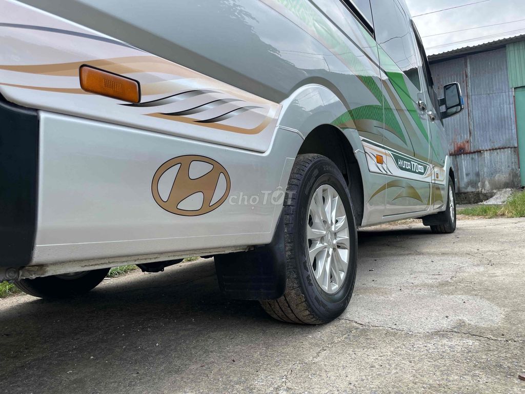 Hyundai Solati 16-местный, серебристый