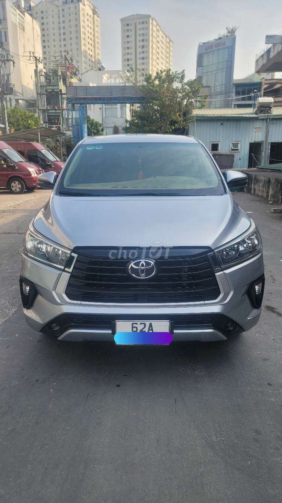 Toyota Innova E 2.0 MT màu bạc