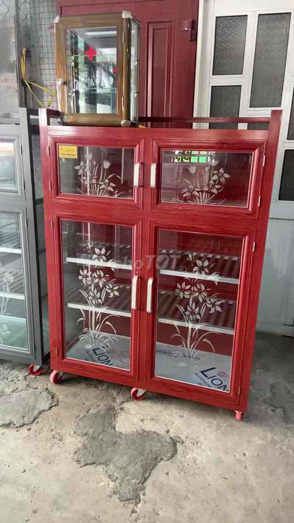 Tủ nhôm kính màu Đỏ có bánh xe. Mua bán Tủ, kệ gia đình tại Quận 11 Tp Hồ Chí Minh được đăng bởi Huỳnh Thị Diễm Trang hình 1